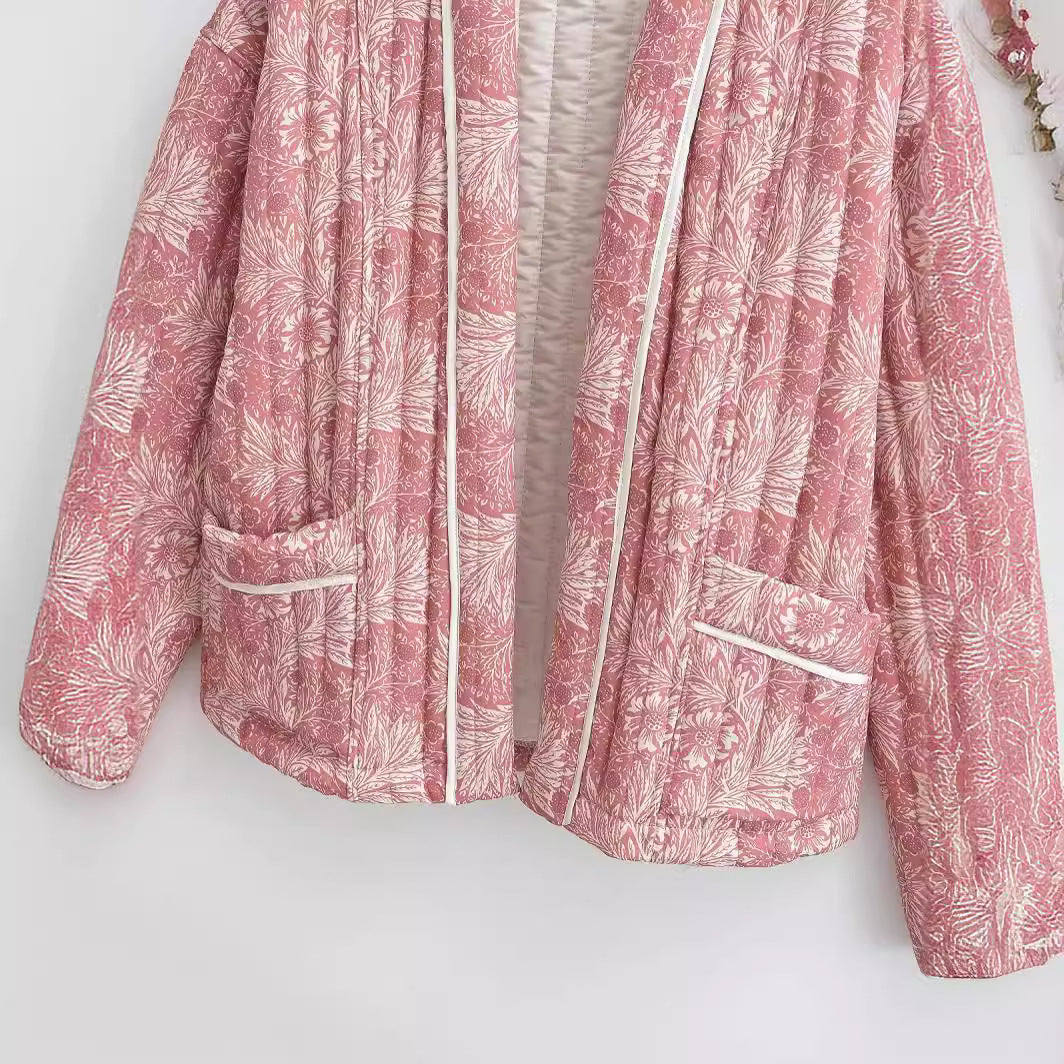 Damen Leichte gesteppte Jacke im Kimono-Stil mit floralem Blockdruck und Kontrastpaspel Echo Archiv