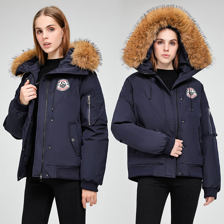 Damen Kurzparkajacke im Bomberstil mit abnehmbarer Fellkapuze und Logo‑Patch Echo Archiv
