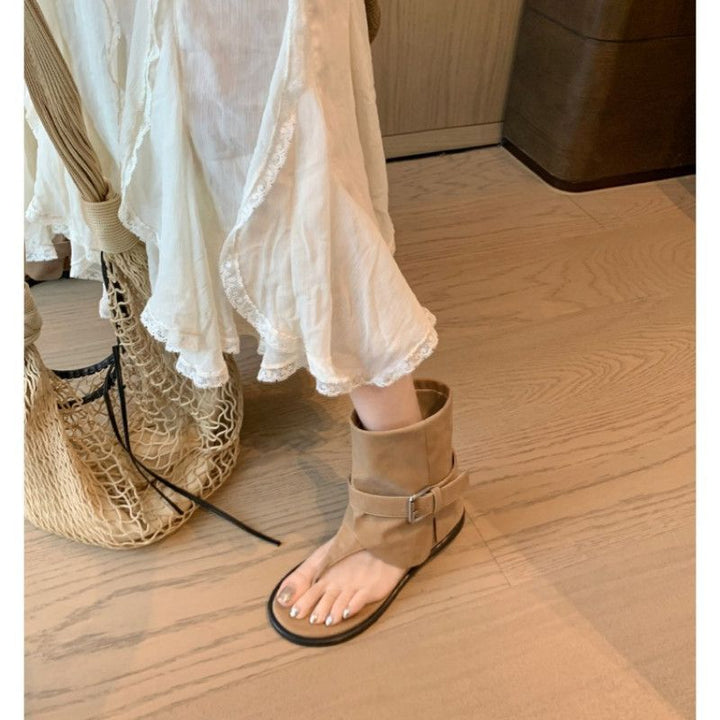 Damen Ankle-Cuff Zehensteg-Sandale mit weitem Schaft und verstellbarem Schnallenriemen – Sorelia