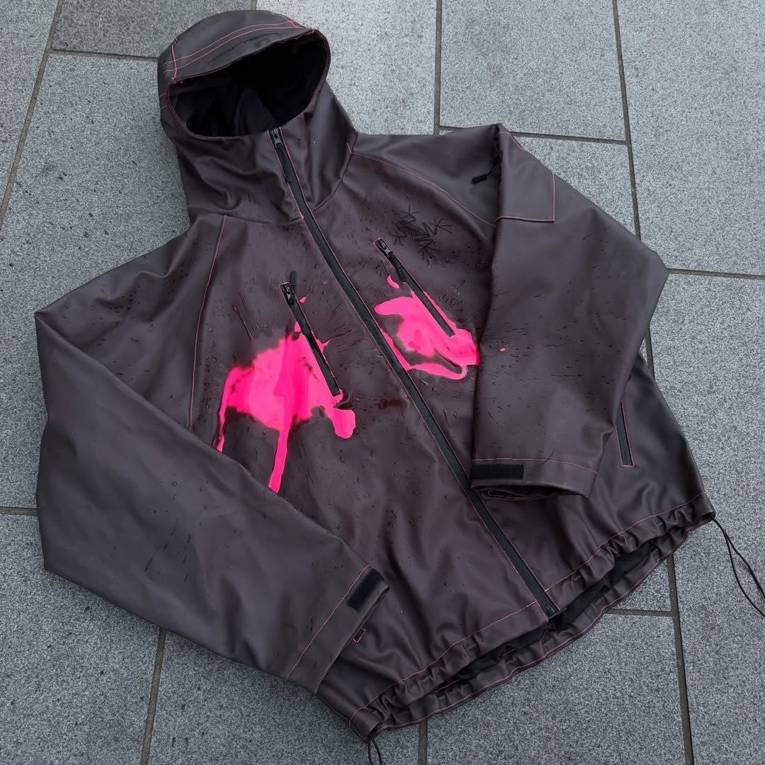 Damen nan wasserdichte Kapuzenjacke mit Spritzdruck-Design, vertikalen Reißverschlusstaschen und verstellbarem Saum Echo Archiv