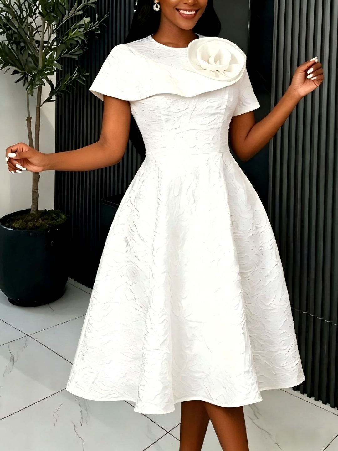 Damen festliches Kleid mit kunstvollem Blumendekor und wunderschöner Drapierung Echo Archiv