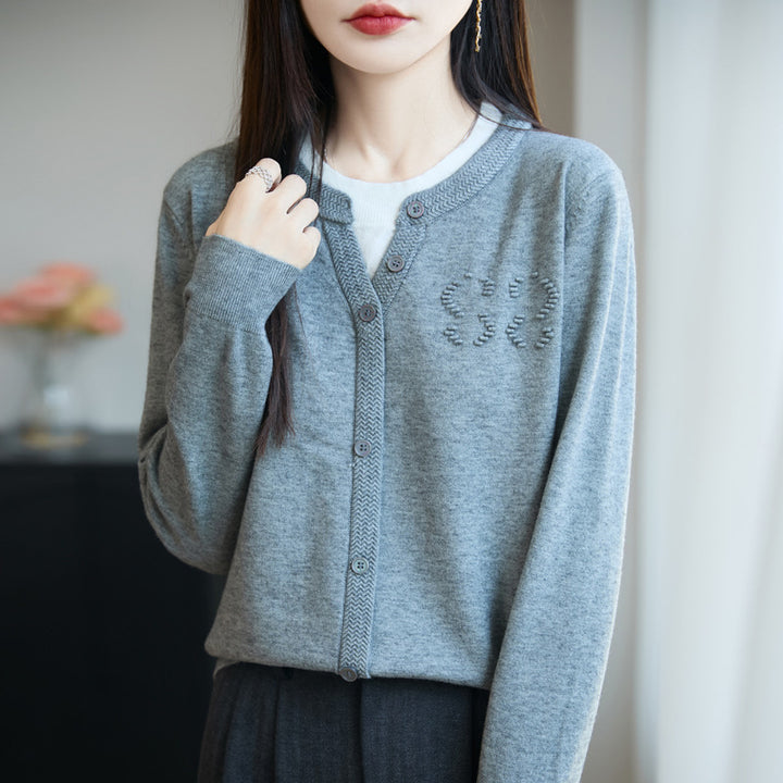 Damen Kurzer Feinstrick-Cardigan mit V‑Schlitzkragen, Rippenblende und dezentem Struktur‑Logo Echoarchiv