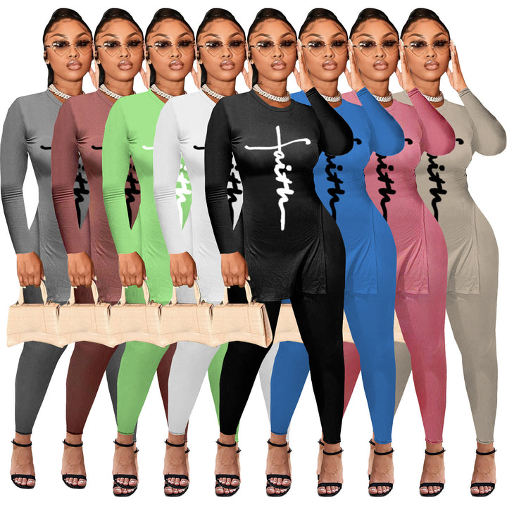 Damen Enganliegendes zweiteiliges Lounge-Set mit langem Shirt, figurbetonten Leggings und vertikalem Schriftzug – Élanora