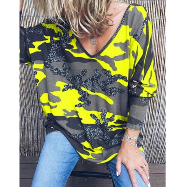 Damen Oversize V‑Ausschnitt Longshirt mit Camouflage‑Print und Glitzerbesatz – Avérine