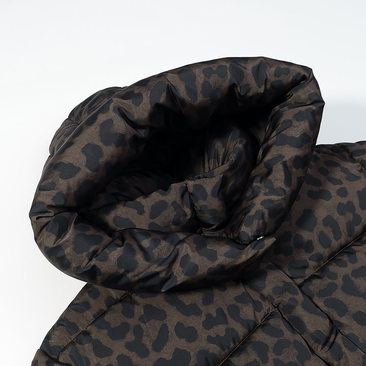 Damen Kurz geschnittene gesteppte Jacke mit hohem Kapuzenkragen, Tunnelzugsaum und Leopardenprint Echo Archiv