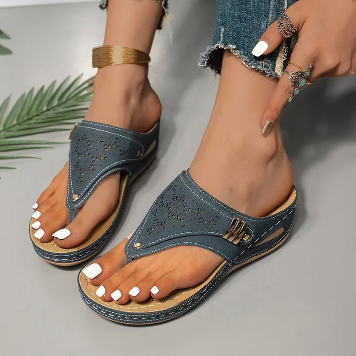 Damen Keil-Zehentrenner-Sandale mit perforiertem Obermaterial und gepolstertem Komfortfußbett – Sorelia
