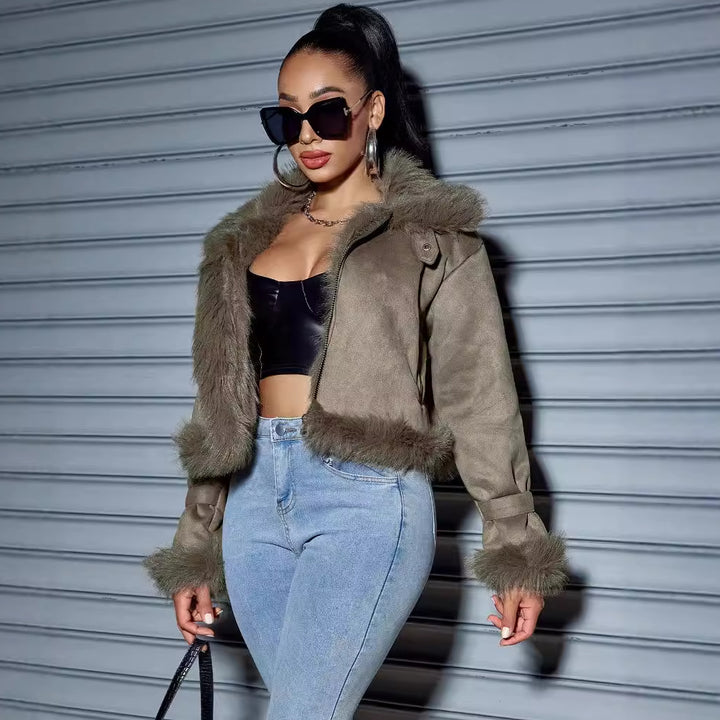 Damen Kurzjacke aus Wildlederoptik mit Fellbesatz, Kapuze & Reißverschluss – Célinea