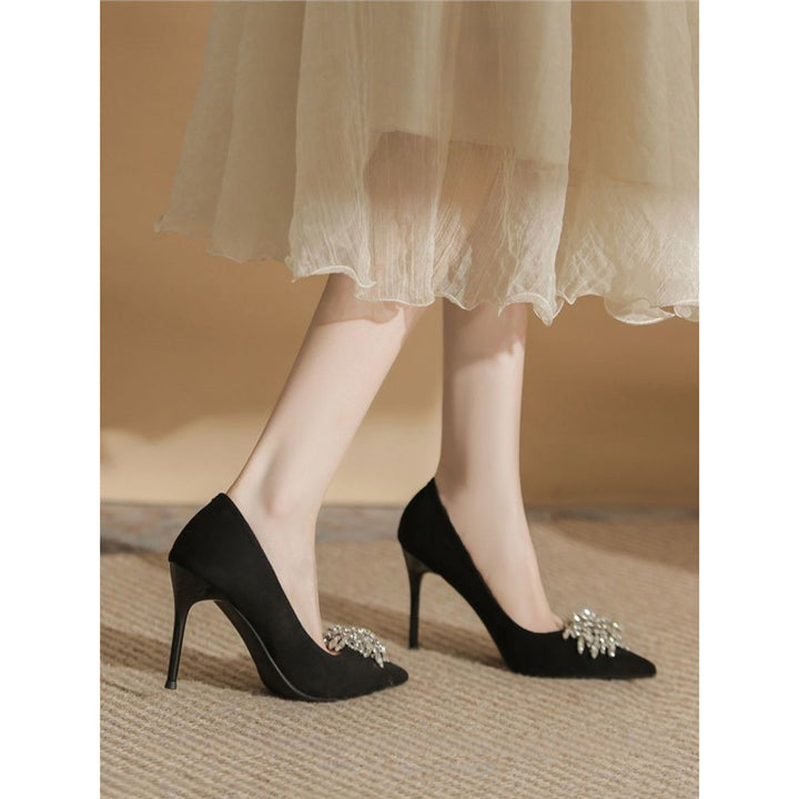 Damen spitz zulaufende Samt‑Pumps mit hohem Stiletto und Kristallbrosche Echo Archiv