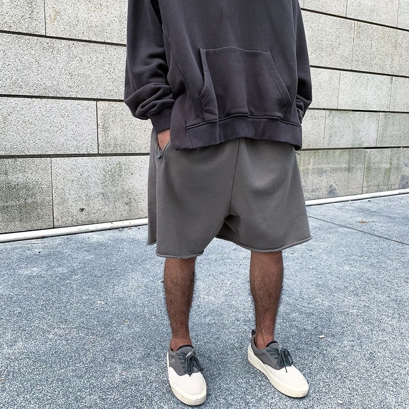 Herren Sportliche Shorts mit atmungsaktivem Material und seitlichen Reißverschlusstaschen Echoarchiv
