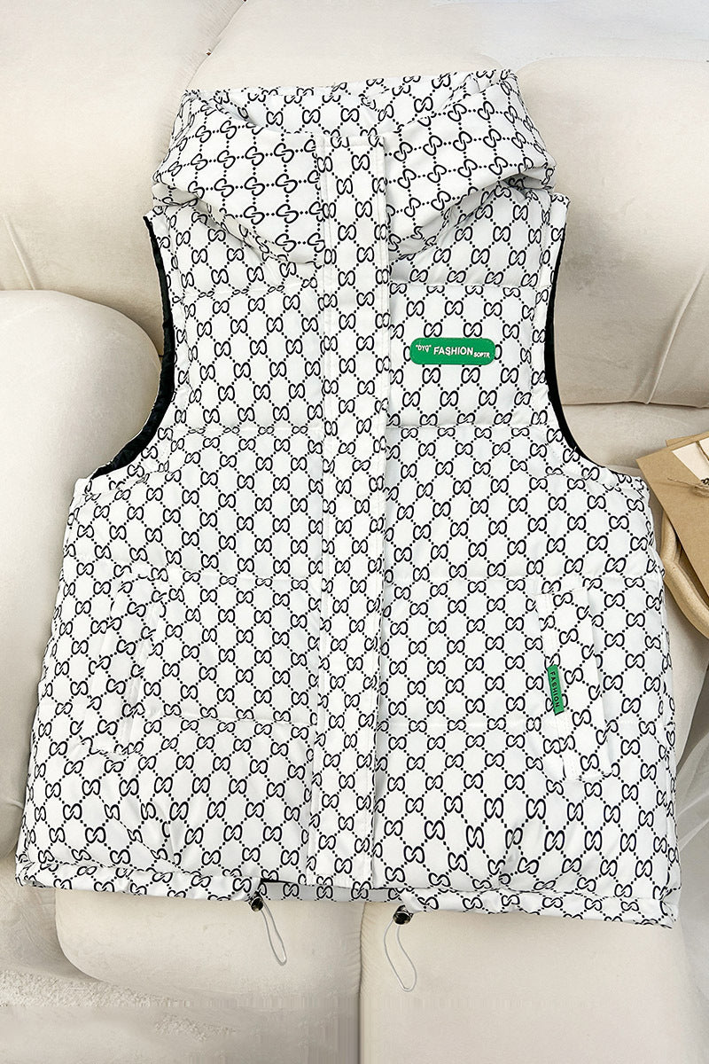 Damen gesteppte Kapuzenweste mit Allover‑Logoprint, wattierter Isolierung, verstellbarem Saum und verdeckten Reißverschlusstaschen – Avérine