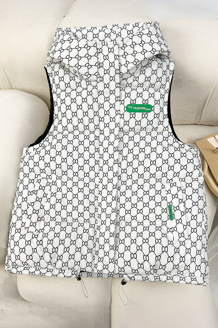 Damen gesteppte Kapuzenweste mit Allover‑Logoprint, wattierter Isolierung, verstellbarem Saum und verdeckten Reißverschlusstaschen – Avérine