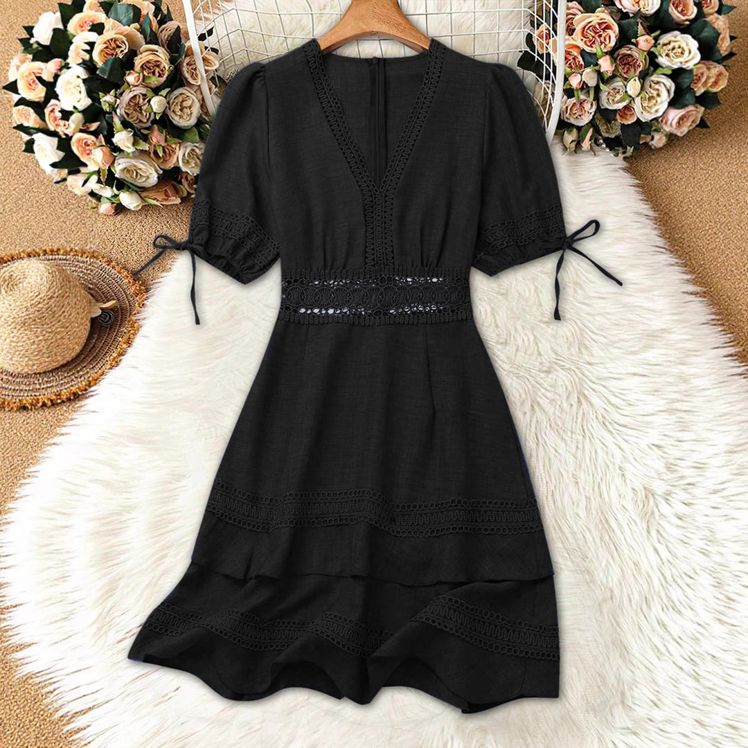 Damen Tailliertes Sommerkleid mit V-Ausschnitt und Häkelspitze Echo Archiv