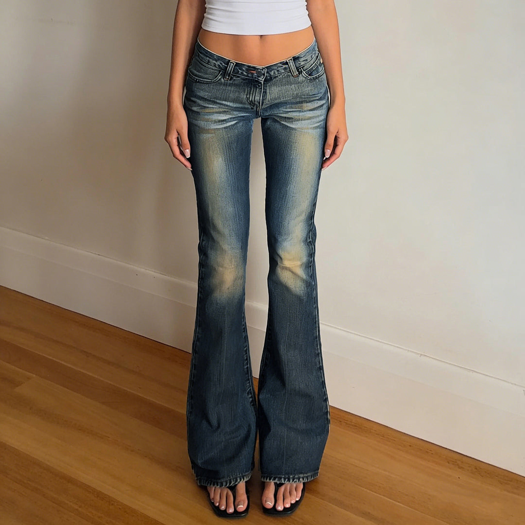 Damen Schlagjeans mit Used-Effekt, Whiskering und ausgestelltem Bein – Dénora