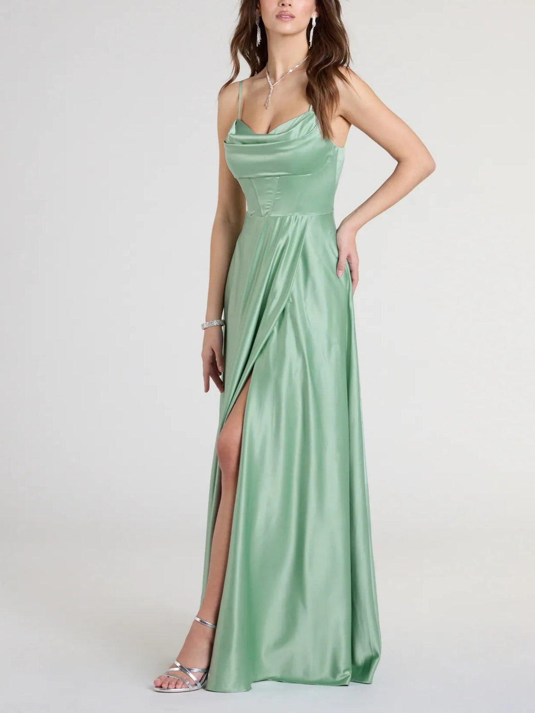 Damen Elegantes Abendkleid mit schimmerndem Satinfinish und tiefem Schlitz Echo Archiv