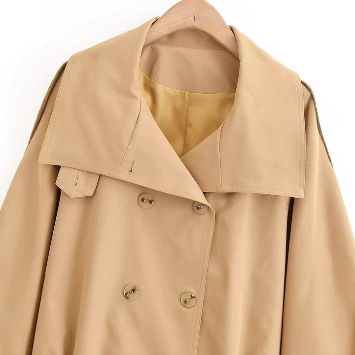 Damen Kurz-Trenchcoat mit doppelreihiger Knopfleiste, Cape‑Yoke und Taillengürtel Echo Archiv