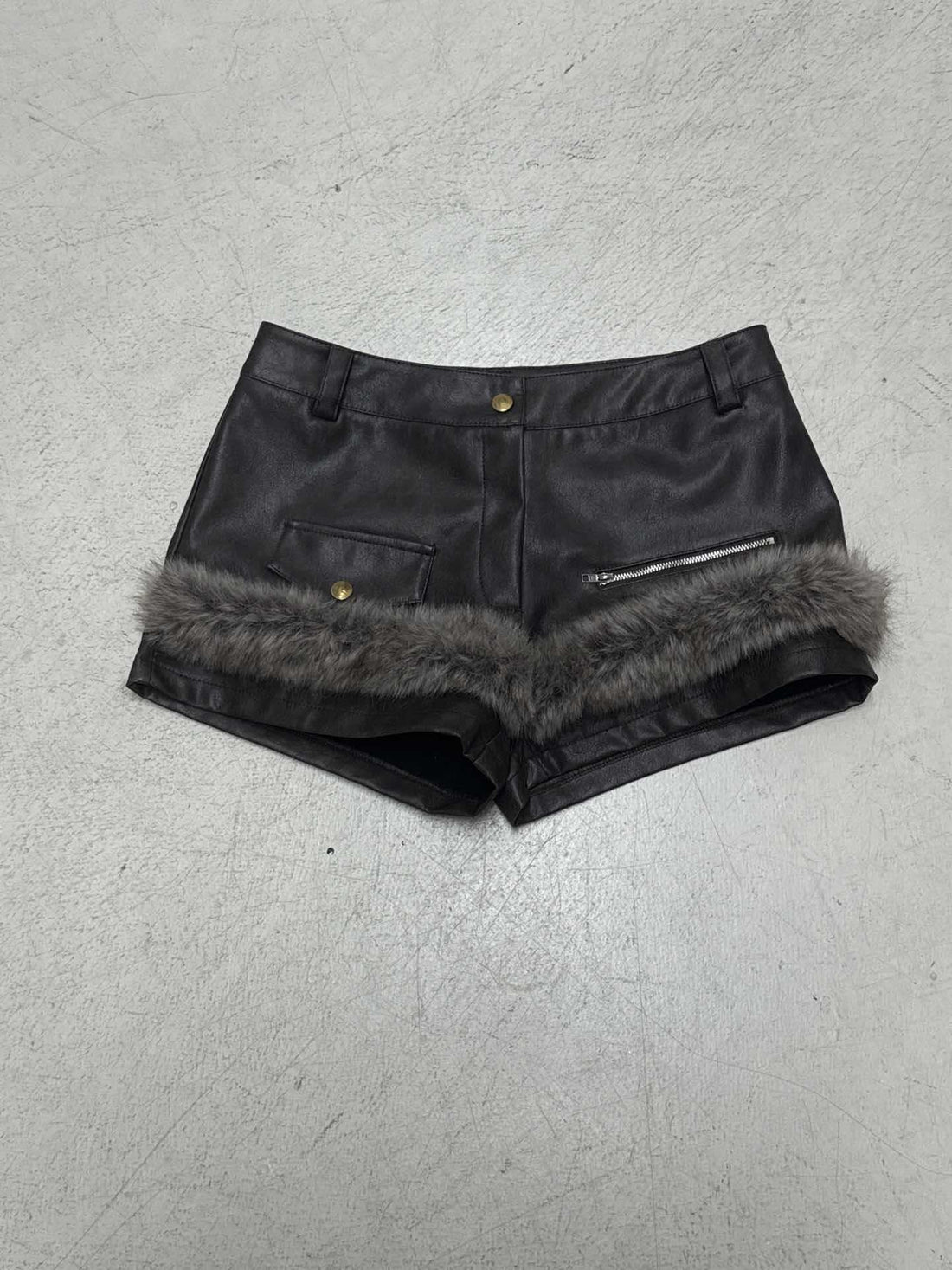 Damen Leder-Shorts mit Kunstfellbesatz – Avélisse