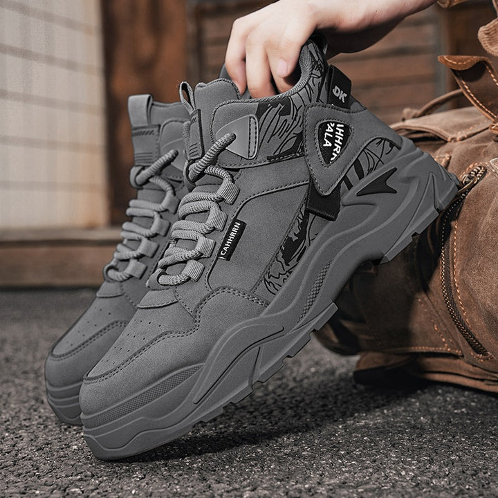 Herren robuste Outdoor-Chunky-Sneaker mit wattierter Knöchelmanschette, verblockter Plateau-Sohle und dekorativem Overlay-Detail – Norré