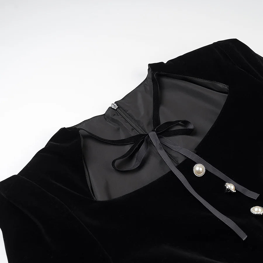 Damen viktorianische Samtbluse mit Stufenvolant-Rockdetail und Zierknopfleiste – Élovi