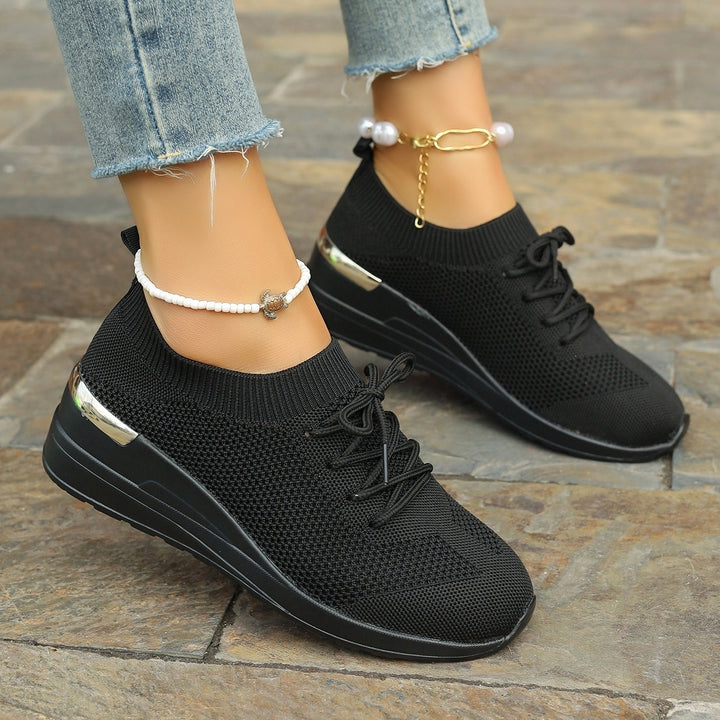 Damen Strick-Sneaker mit Keilsohle, sockenähnlichem Schaft und Metallic-Fersenakzent – Névara