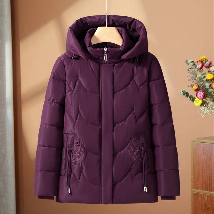 Damen gesteppte Thermo-Outdoorjacke mit ergonomischer Kapuze und floraler Taschenstickerei – Avérine