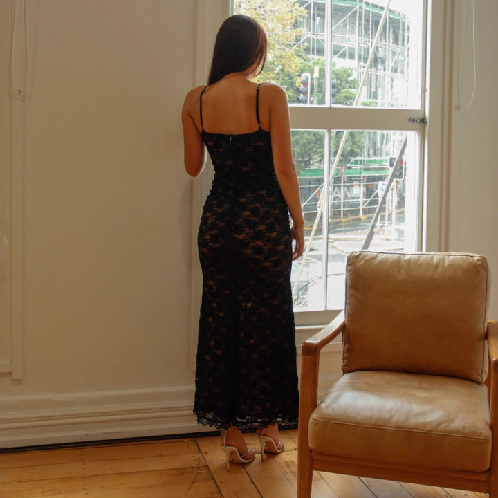 Damen Elegantes Spitzenkleid mit floralen Akzenten Echo Archiv