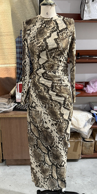Damen Figurbetontes Midikleid mit Schlangenprint, taillierter Drapierung und Langarm-Schnitt Echoarchiv