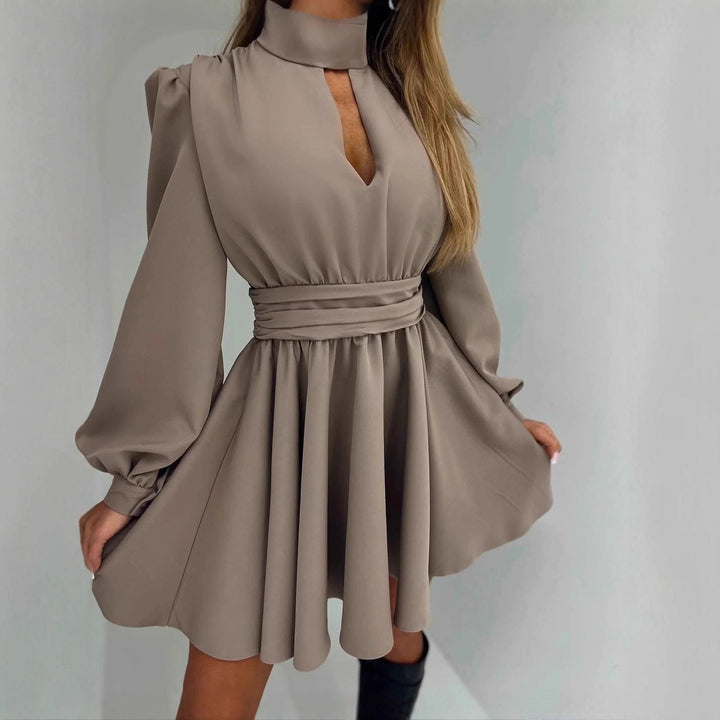 Damen Elegantes Kurzkleid mit Stehkragen, Cut-Out, weitem Glockenrock und Taillenschärpe Echoarchiv