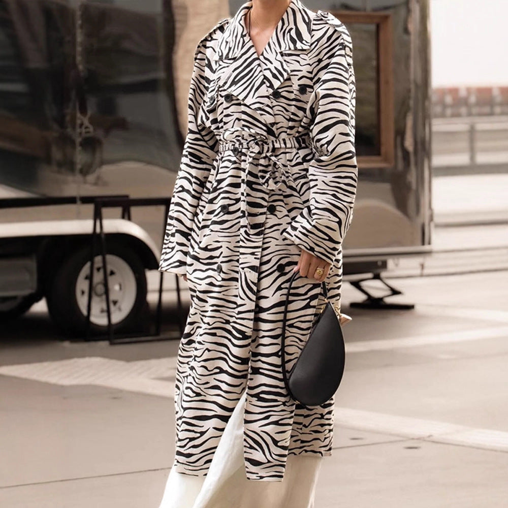 Damen Maxilanger Trenchcoat im Animal-Print mit voluminösem Schalkragen, bindegürtel und kastiger Silhouette Echoarchiv