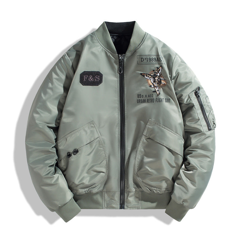 Männliche -isolierte Piloten-Bomberjacke mit gesticktem Flugzeugapplikation und verstärkten Utility-Taschen Echo Archiv