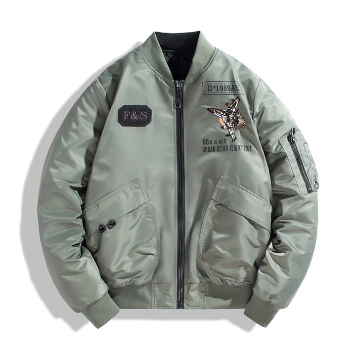 Männliche -isolierte Piloten-Bomberjacke mit gesticktem Flugzeugapplikation und verstärkten Utility-Taschen Echo Archiv
