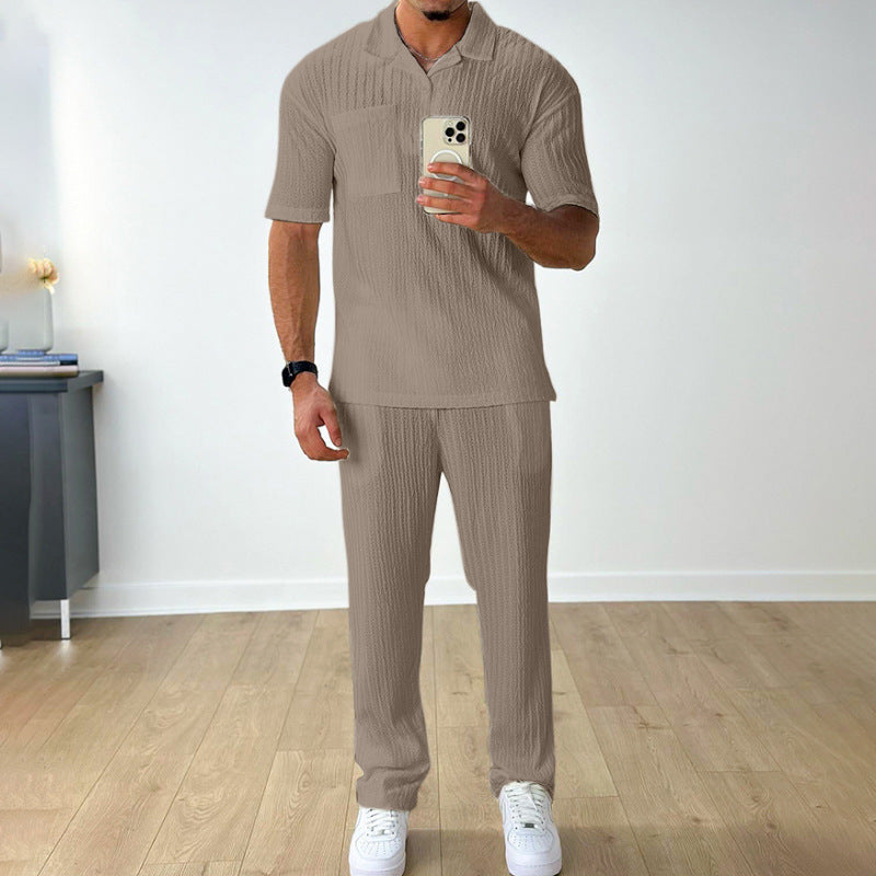Herren lässiges Strick-Outfit mit Polooberteil und passenden Hosen Echoarchiv