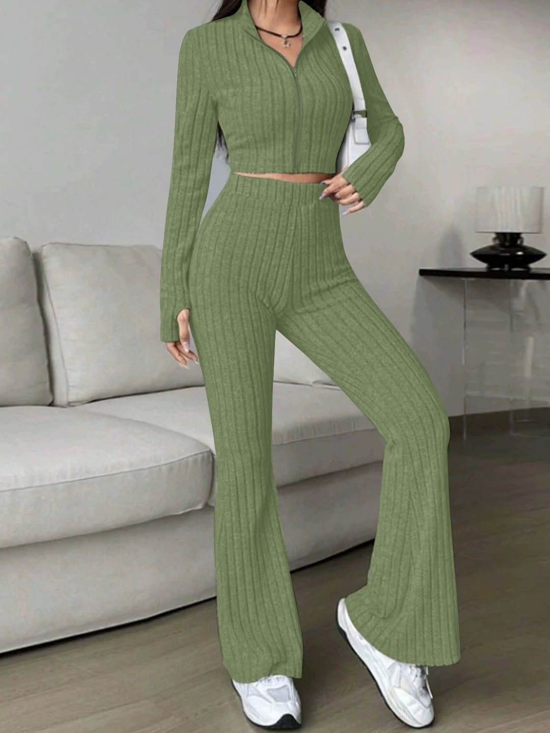 Damen Gerippter Strick-Zweiteiler mit Cropped Reißverschluss-Cardigan und High‑Waist Schlaghose – Élanora