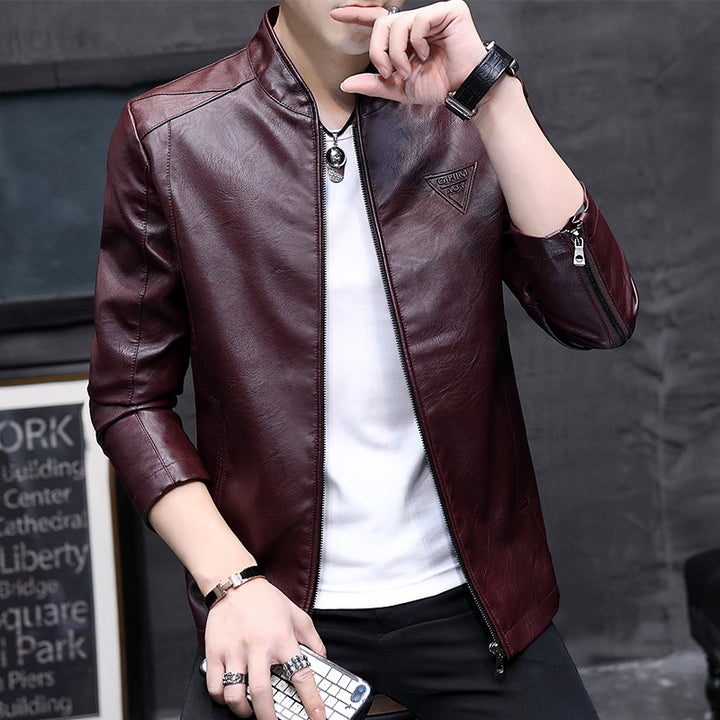 Herren Slim-Fit Kunstleder-Motojacke mit Stehkragen, Zipper-Ärmeln und minimalistischer Logo‑Applikation Echoarchiv