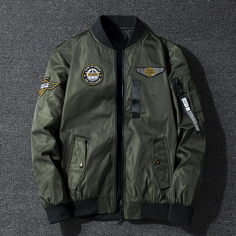 Herren Bomberjacke im Fliegerstil mit Nylon‑Shell, Patch‑Applikationen und Ärmeltasche Echoarchiv