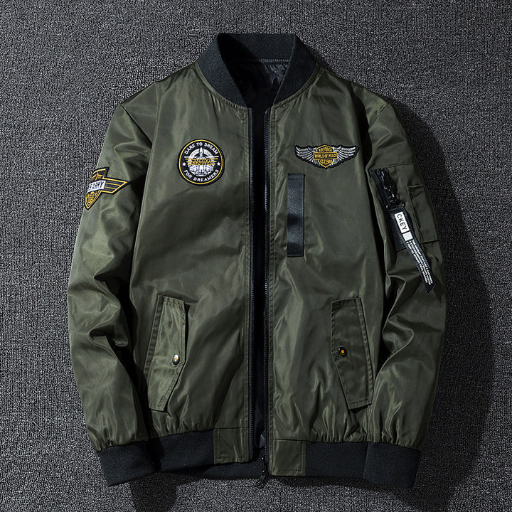 Herren Bomberjacke im Fliegerstil mit Nylon‑Shell, Patch‑Applikationen und Ärmeltasche Echoarchiv
