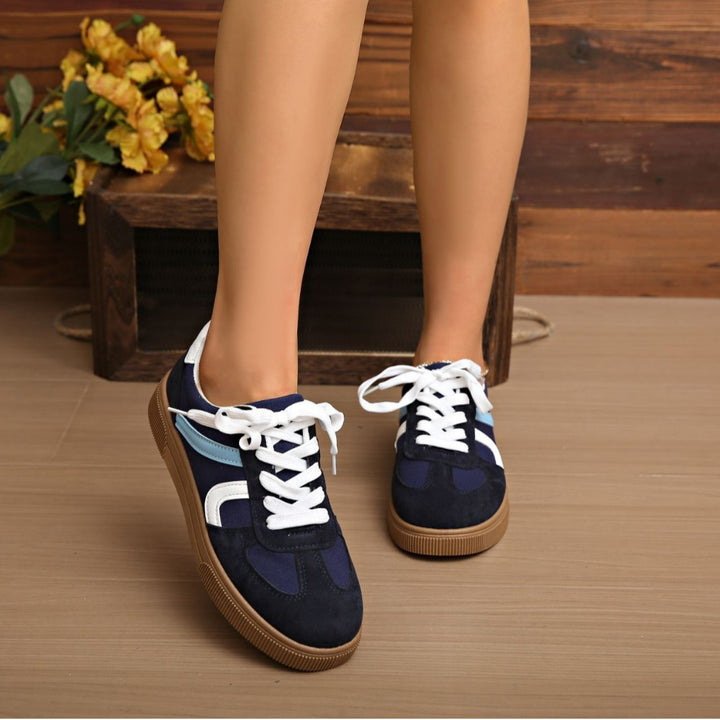 Damen niedrige Retro‑Sneaker aus Velours‑ und Textilmix mit profiliertem Gumsohle Echoarchiv