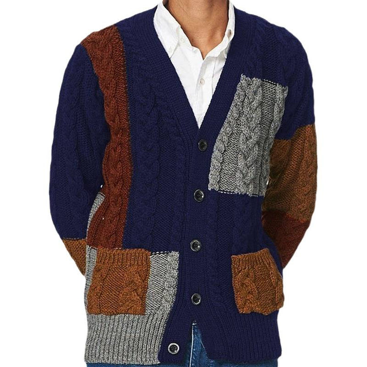 Herren Strickjacke mit modernem Zopfmuster und farblich abgestimmten Taschen Echoarchiv