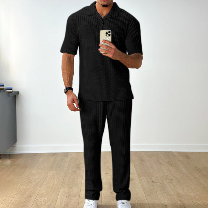 Herren lässiges Strick-Outfit mit Polooberteil und passenden Hosen Echoarchiv