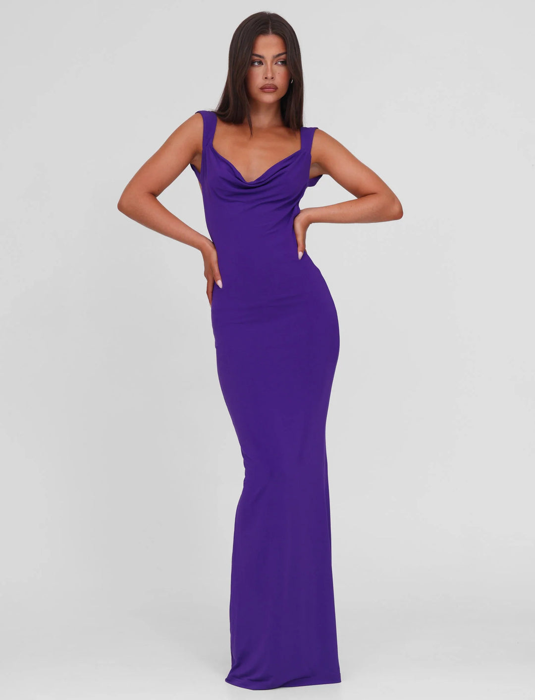 Damen nan körperbetontes Abendkleid mit quadratischem Ausschnitt und breiten Trägern Echo Archiv