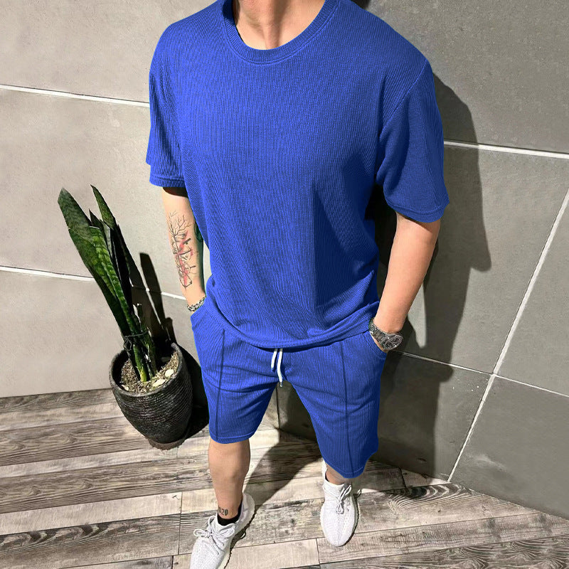 Herren lässiges Freizeitsport-Outfit mit strukturiertem Oberteil und Shorts Echoarchiv