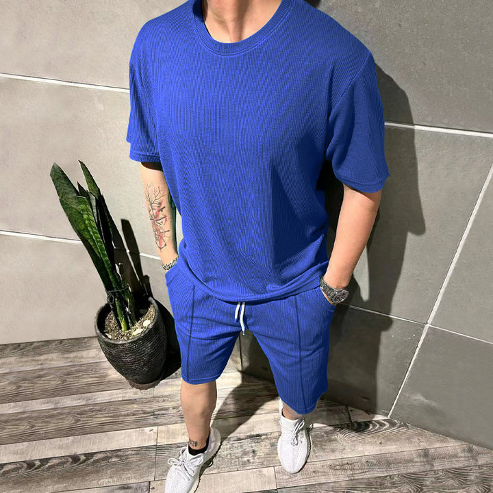Herren lässiges Freizeitsport-Outfit mit strukturiertem Oberteil und Shorts Echoarchiv