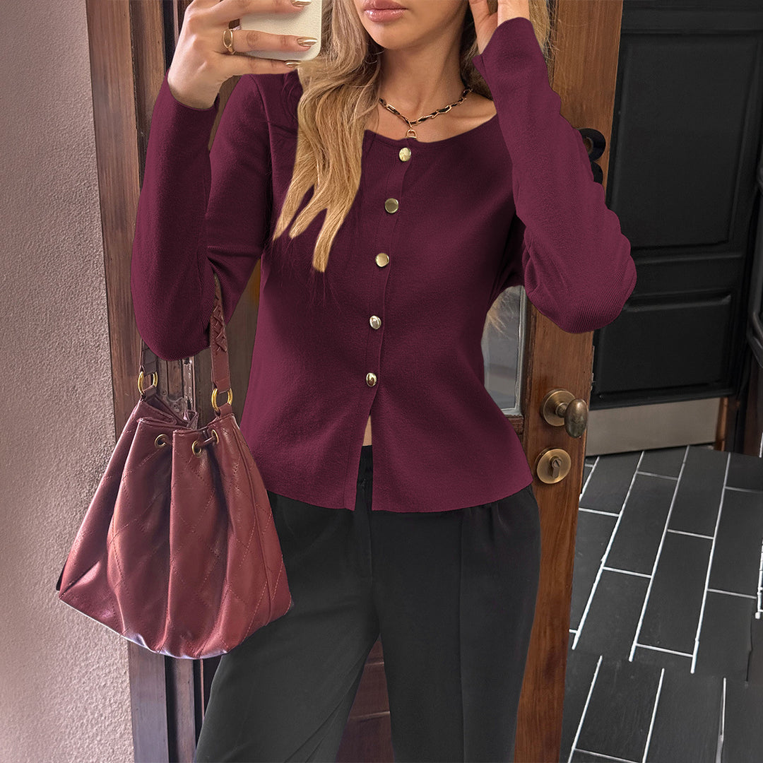 Damen taillierter Feinstrick-Cardigan mit asymmetrischer Goldknopf-Leiste und Frontschlitz – Veloura