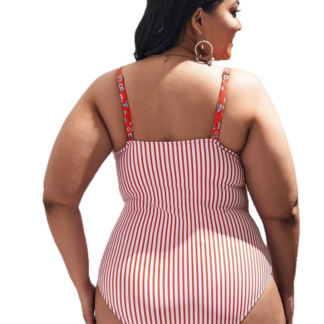 Damen Zweiteiliger Bikini mit floralem Oberteil und hochgeschnittener Hose Echo Archiv