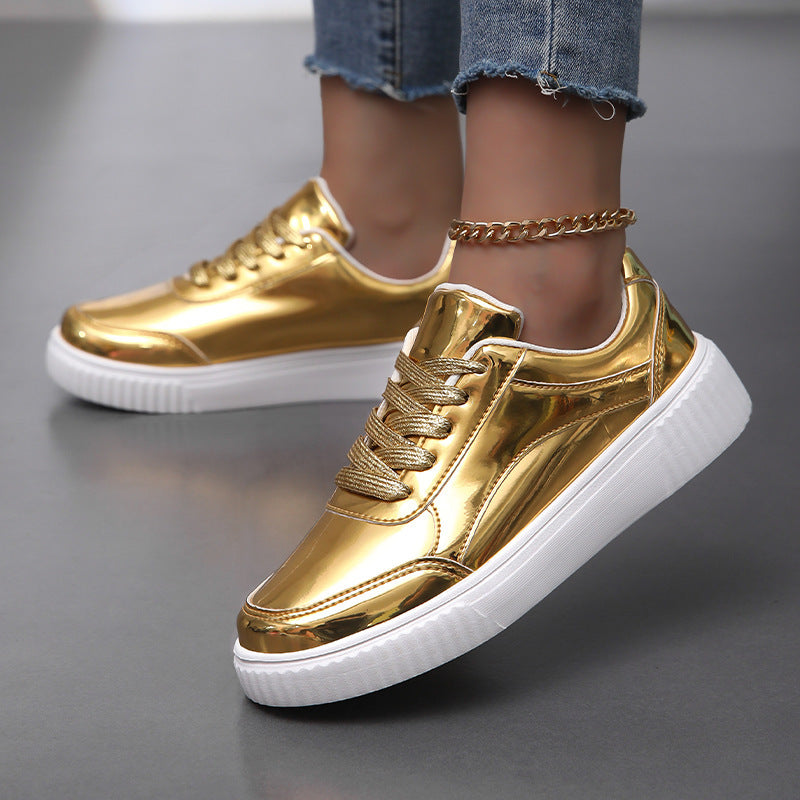 Damen nan niedrig geschnittener Sneaker mit spiegelnder Lackoberfläche, gepolstertem Schaft und erhöhter Laufsohle mit Rillenprofil Echo Archiv
