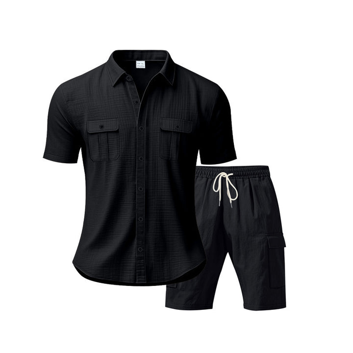 Herren Freizeit-Outfit mit lässigem Hemd und praktischen Cargo-Shorts Echoarchiv