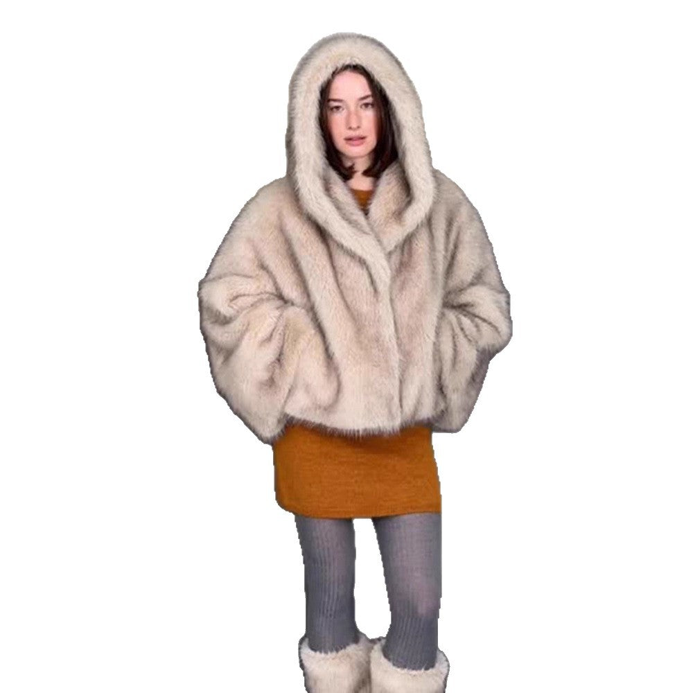 Damen Kapuzen-Kurzjacke aus Kunstpelz mit Boxy‑Silhouette und warmer Wattierung Echoarchiv