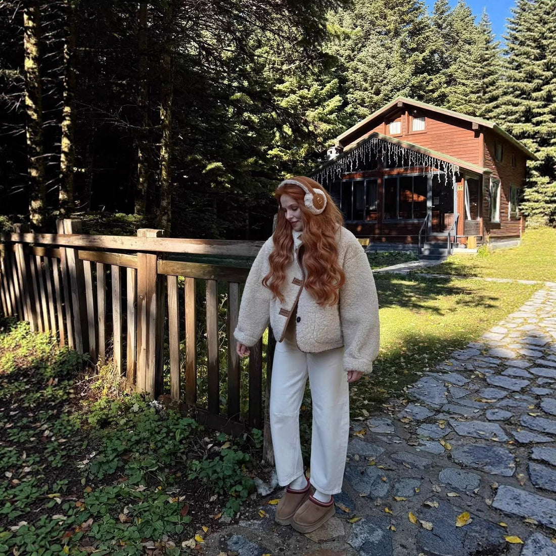 Damen Kurzjacke im Lammfell‑Look mit hohem Stehkragen und aufgesetzten Taschen Echoarchiv