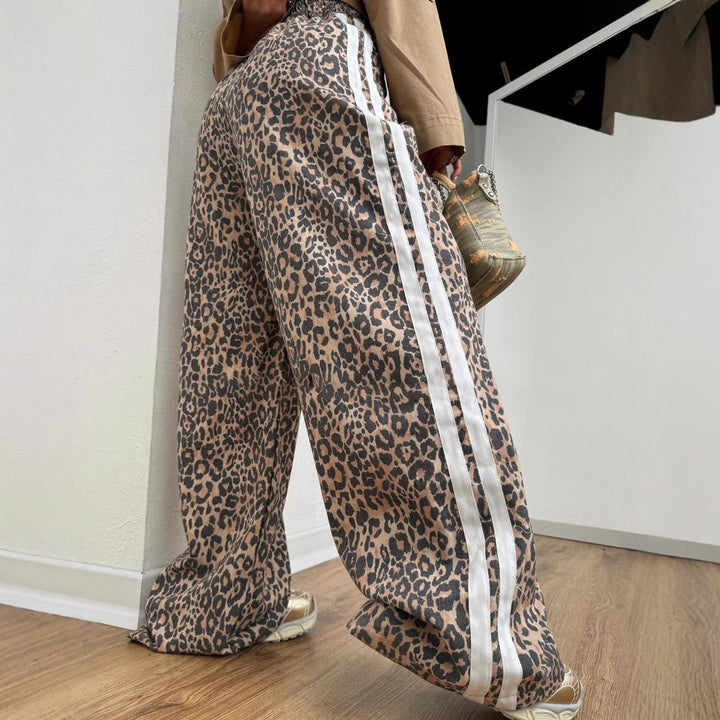 Damen weite Leoparden-Trackpants mit elastischem Bund und seitlichen Kontraststreifen – Avélisse