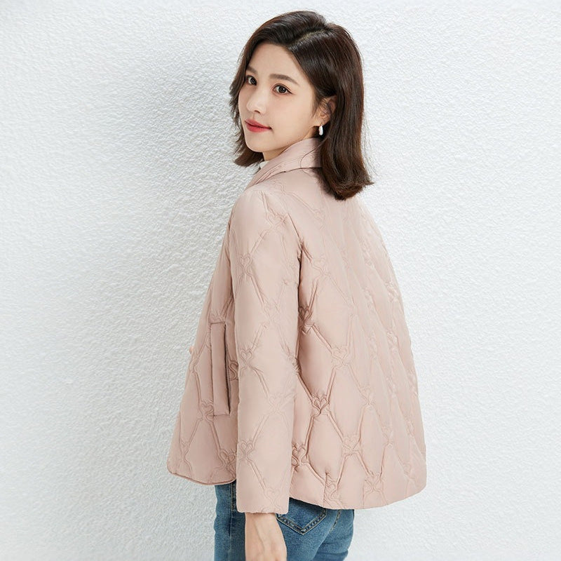 Damen Kurz geschnittene Steppjacke mit dekorativer Ziersteppung und abgerundetem Saum Echoarchiv