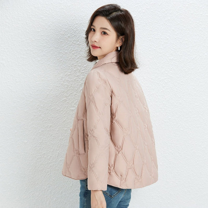 Damen Kurz geschnittene Steppjacke mit dekorativer Ziersteppung und abgerundetem Saum Echoarchiv
